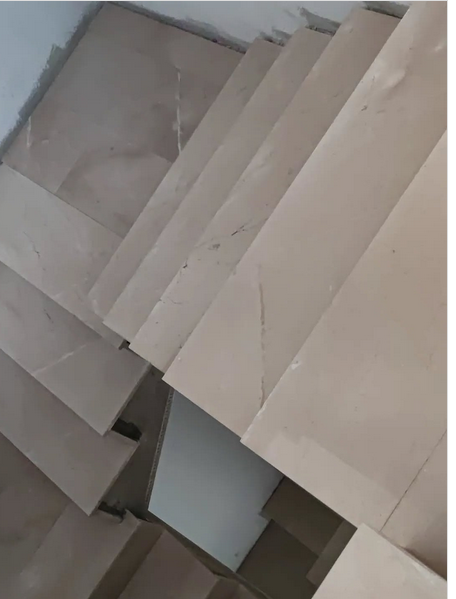Escalera Gélida: Elegancia y Resistencia Hecha a Medida